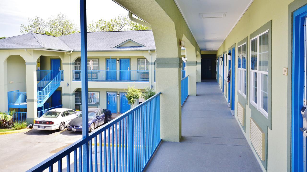Scottish Inn And Suites Alvin Exterior foto